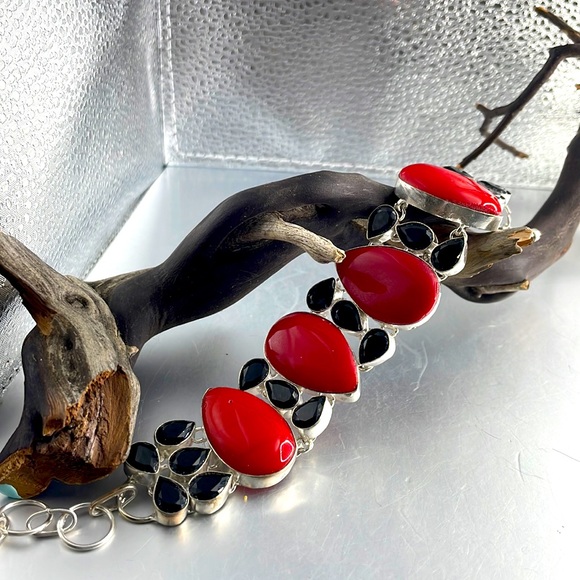 Jewelry - FINAL SALE Racy red coral and onyx stunning bracelet